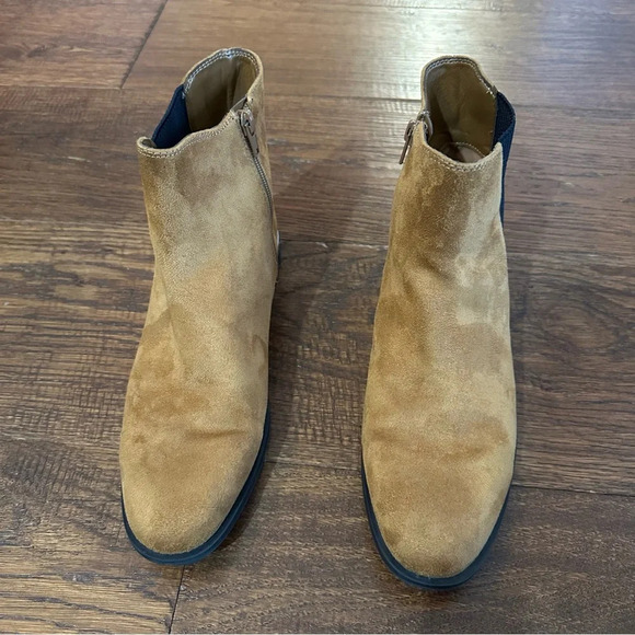 Nine West Cognac Honey Suede Chelsea Ankle Bootie with Gold detail size 9 M - Picture 6 of 11